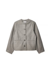 Chaqueta de mezcla de lana gris con cuello redondo, cierre frontal de botones y dos bolsillos laterales. Presenta un diseño estructurado y una tela texturizada.
