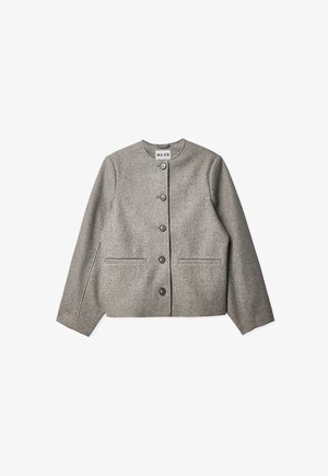 Veste en mélange de laine grise avec un col rond, fermeture à boutons sur le devant et deux poches latérales. Présente un design structuré et un tissu texturé.