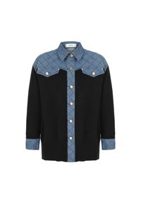 Svart stickad skjorta med en blå vadderad denim yoke, prydd med guldtonade tryckknappar, två framfickor och ribbade ärmslut.