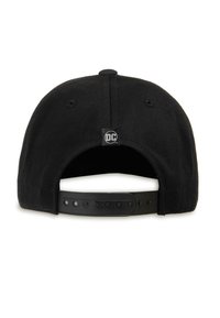 Schwarze verstellbare Snapback-Mütze mit DC-Logo-Tag auf der Rückseite, sieht Belüftungslöcher und Stofftextur.