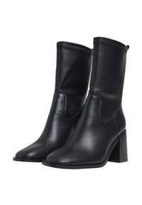 Černé kožené kotníkové boty s elegantním designem, špičatou špičkou a blokovým podpatkem. Mají hladký povrch a jednoduché prošívání.