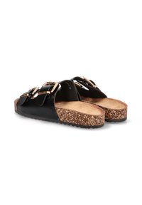 Chanclas negras con dos correas anchas y hebillas doradas, plantilla de corcho y suela texturizada para agarre.