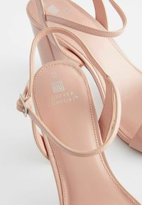 Nude vaaleanpunaiset korkokenkä-sandaalit nilkkaremmeillä ja soljella, joissa on "Forever Comfort" -merkintä pohjallisessa, koko 6½/40.