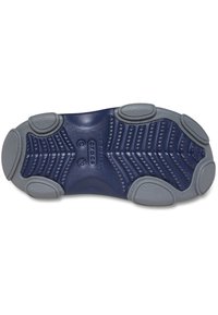 Suola in gomma blu scuro con accenti grigi a trama. Presenta grip circolari e un motivo a zigzag per la trazione. Contrassegnato con "C10."