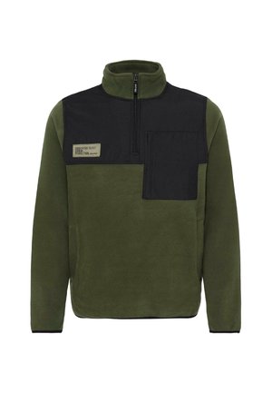 Pulover de polar verde măsliniu cu un yoke negru, fermoar la mijloc, două buzunare laterale și un buzunar pe piept cu o etichetă și detalii de cusătură.