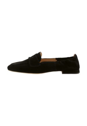 Mocassin plat noir avec un bout arrondi, une bride décorative sur le dessus et un petit talon.