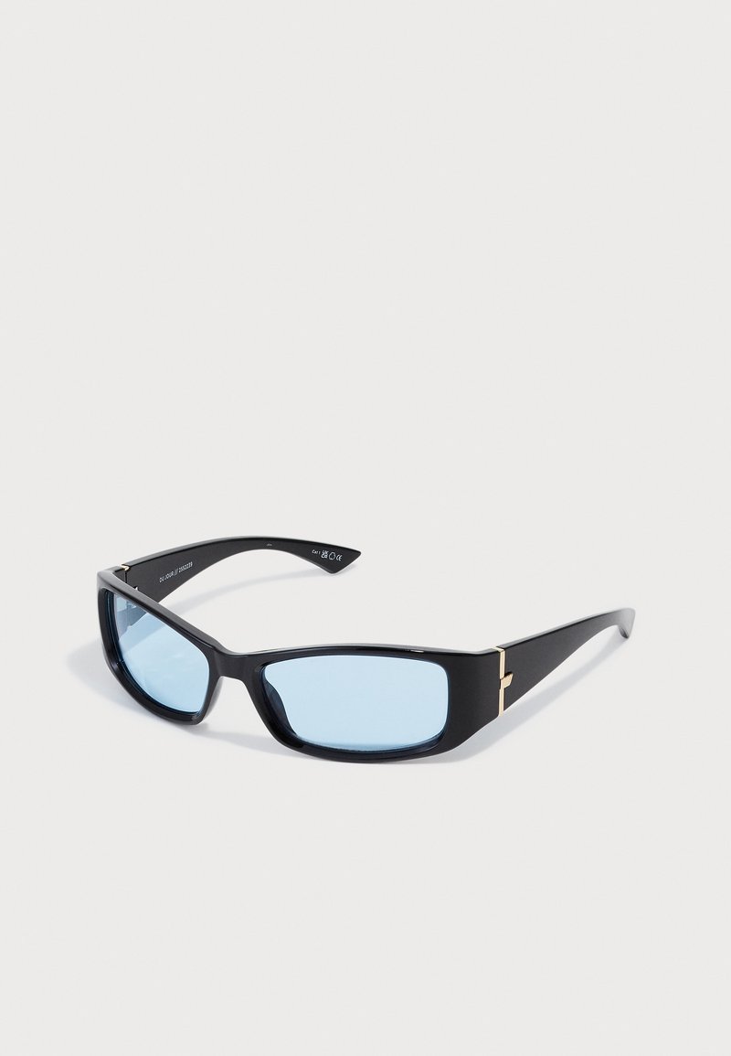 Ochelari de soare negri cu rame dreptunghiulare, lentile albastre și accente aurii pe brațe. Design elegant, finisaj lucios și textură netedă.