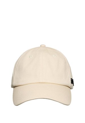 Beżowa czapka z daszkiem z wygiętym rondem i przeszywanymi otworami wentylacyjnymi, z małym czarnym haftowanym tekstem po boku.