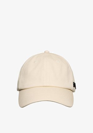 Șapcă bej de baseball cu cozoroc curbat și găuri de ventilație cusute, având un mic text negru brodat pe lateral.