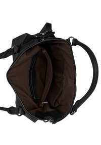 Zwarte leren handtas met bruine stofvoering, voorzien van een ritssluiting, een binnenzak met rits en meerdere compartimenten voor organisatie.