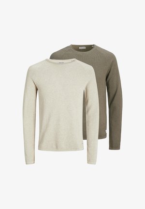 Due maglioni a maniche lunghe con scollo a girocollo, uno beige chiaro davanti e uno verde oliva dietro, entrambi con tessuto leggermente testurizzato.