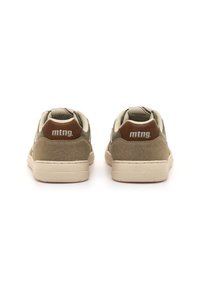 Zapatillas con una parte superior de ante verde y marrón, detalles en cuero marrón en el talón y suela de goma blanca; presenta el logo en el talón y en la lengua.