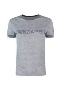 T-shirt corto grigio con colletto rotondo, con logo stampato "PATRIZIA PEPE" in grigio scuro. Tessuto morbido, vestibilità casual.