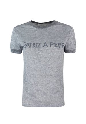 T-shirt corto grigio con colletto rotondo, con logo stampato "PATRIZIA PEPE" in grigio scuro. Tessuto morbido, vestibilità casual.
