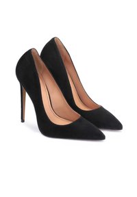 Čierne surové vysoké podpätky s špicatou špičkou, otvorenými bokmi a štíhlým stiletto podpätkom. Hladká vnútorná podšívka. Klasický dizajn.
