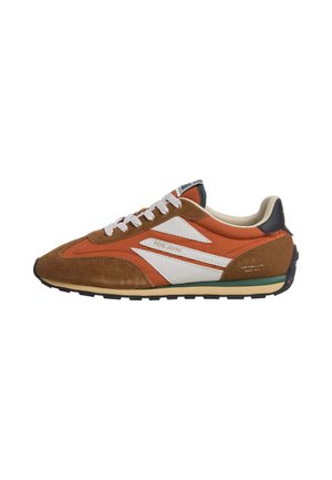Bruine en oranje sneaker met witte accenten, witte veters, zwarte zool en "Pepe Jeans"-branding aan de zijkant en hiel.