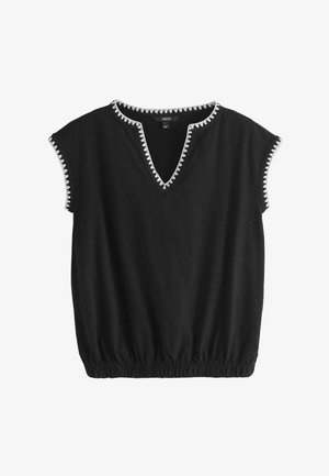 Čierna tielková blúzka s bielym cikcak lemom na výstrihu a okrajoch rukávov, s výstrihom do V a elastickým lemom.