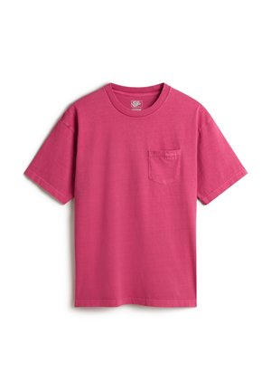 Schlichtes pinkfarbenes T-Shirt mit kurzen Ärmeln, rundem Halsausschnitt und kleiner Brusttasche, auf weißem Hintergrund dargestellt.
