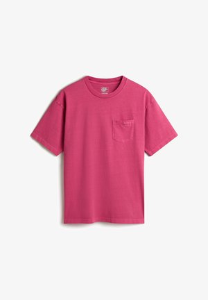 Prosty różowy t-shirt z krótkim rękawem, okrągłym dekoltem i małą kieszonką na piersi, przedstawiony na białym tle.