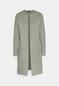 Ljusgrön, lång cardigan med rund halsringning, öppen fram och två framfickor. Tillverkad av ett mjukt, strukturerat tyg.