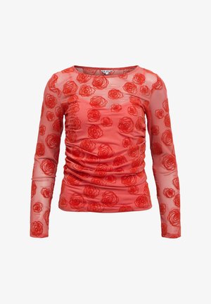 Punane pikkade varrukatega särk poolläbipaistvast kangast, millel on tikitud roosimustrid. Särgil on kogu kehal kortsudetailid.