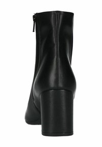 Zwarte enkelboot gemaakt van soepel leer, met een hoge blokhak en een zijrits voor eenvoudig aan- en uittrekken. Eenvoudig design met slanke contouren.