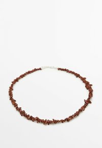 Bruine chipketting gemaakt van onregelmatige edelsteen kralen, met een subtiele glans en beveiligd met een zilverkleurige sluiting.