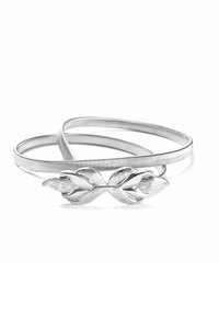Pulsera de plata con un centro de diseño de hoja retorcida y bandas lisas, que presenta un acabado pulido y una sutil textura en las hojas.