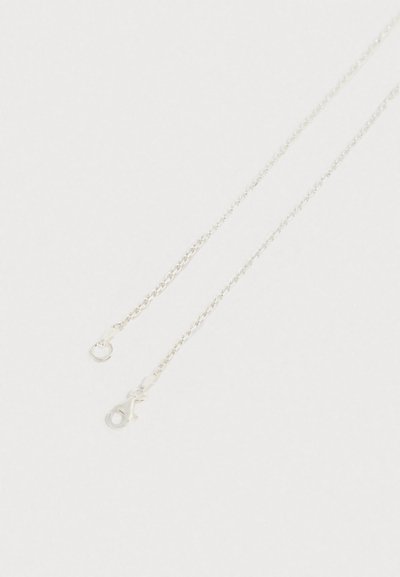 Collier chaîne en argent au design délicat, avec deux extrémités : une boucle circulaire et un fermoir mousqueton pour la fermeture.