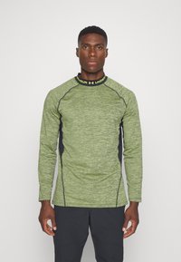 Langsleevige sportshirt van heather groen stof, met een zwart paneel aan de zijkanten en een gele merklogo op de kraag.