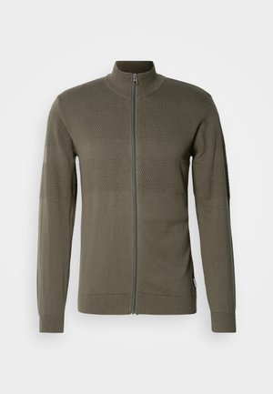 Ritsjack in olijfgroen, met textuurpanden, lange mouwen en een staande kraag. Gemaakt van een gladde gebreide stof.