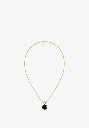 Zlata verižica z okroglim črnim obeskom in majhnim zlatim obročkom, ki obesek povezuje z verižico.