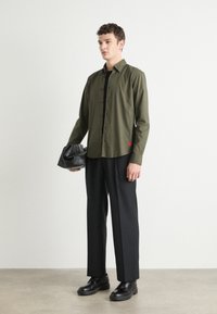 HUGO ERMO - Cămașă elegantă - dark beige