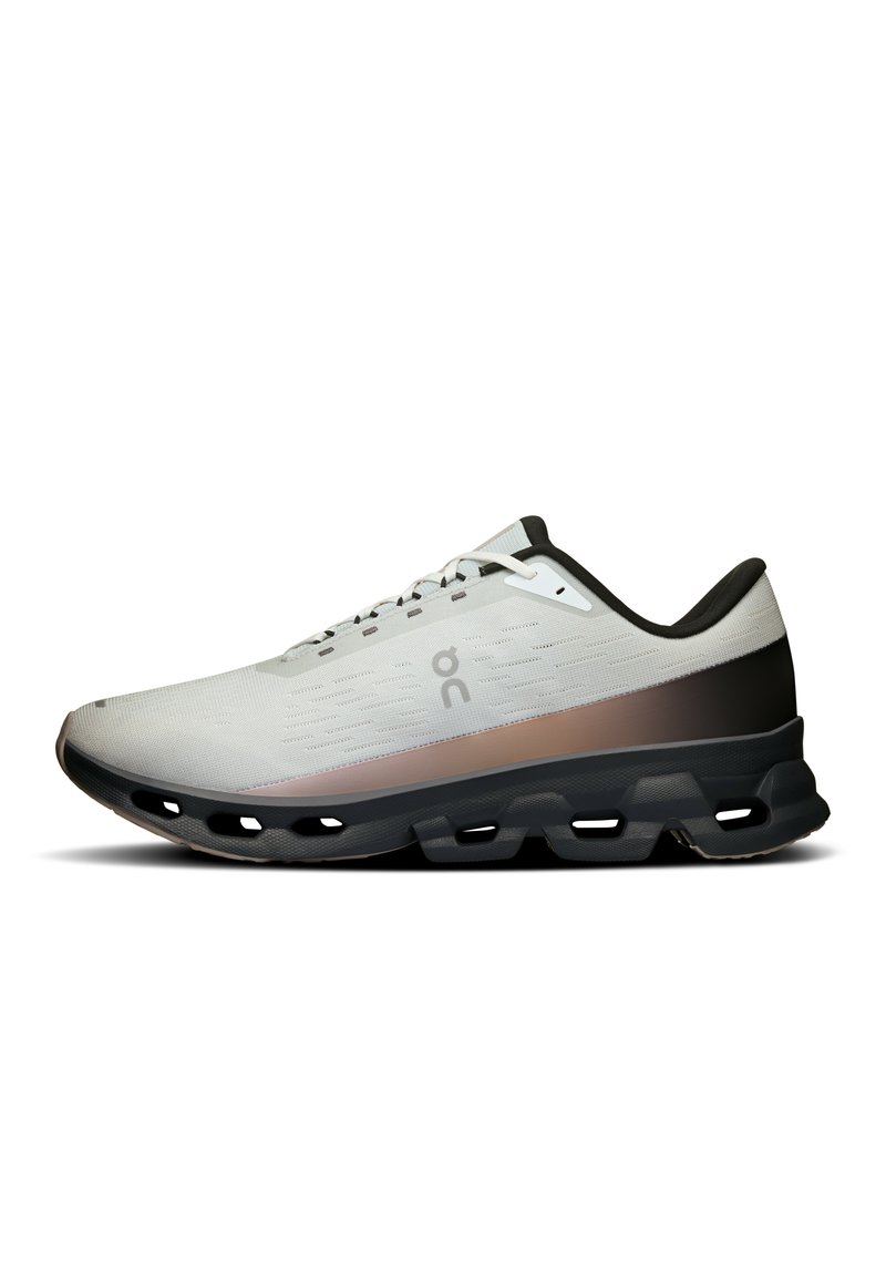 Chaussure de course avec tige en maille légère de couleur grise, rehaussée d'un dégradé du clair au foncé. Semelle noire avec des découpes pour un meilleur amorti.