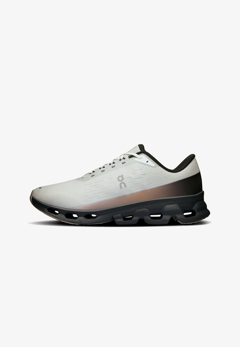 Chaussure de course avec tige en maille légère de couleur grise, rehaussée d'un dégradé du clair au foncé. Semelle noire avec des découpes pour un meilleur amorti.