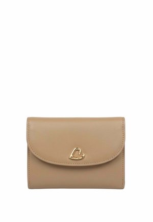 Portefeuille en cuir beige avec des bords cousus et un petit fermoir en métal doré en forme de cœur sur le rabat avant.