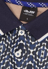 Korte mouwen polo-shirt in marineblauw en wit met geometrisch patroon, met een contrasterende kraag, een drieknoopsluiting en een merklabel.