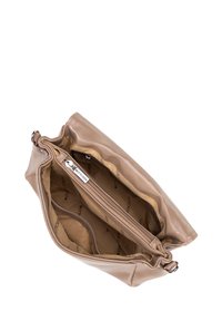 Borsa in pelle marrone con chiusura a zip, dotata di due scomparti interni e un'etichetta con logo, texture liscia e design semplice.