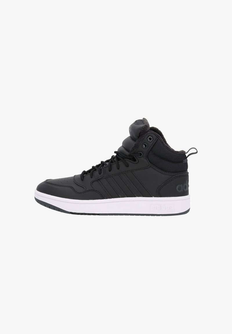 Schwarze High-Top-Sneaker aus Leder und Stoff, mit drei Streifen an der Seite, einem gepolsterten Kragen und einer Gummisohle mit weißen Akzenten.