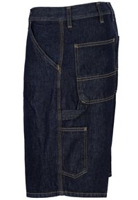 Pantalones cortos de cargo de mezclilla en azul oscuro con costuras amarillas. Presenta múltiples bolsillos, incluyendo laterales y traseros. Corte recto y longitud hasta la rodilla.