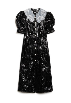 Vestido de charol negro y brillante con mangas abullonadas, un cuello bordado blanco y grandes botones decorativos en la parte delantera.