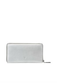 Cartera de cuero plateado con textura suave, cierre de cremallera y un pequeño logo en relieve en el frente; forma rectangular, diseño minimalista.