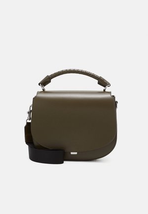Olivegrøn, glat læder crossbody taske med en flet-top-hank, justerbar sort rem og klaplukning. Har diskret sølvhardware.