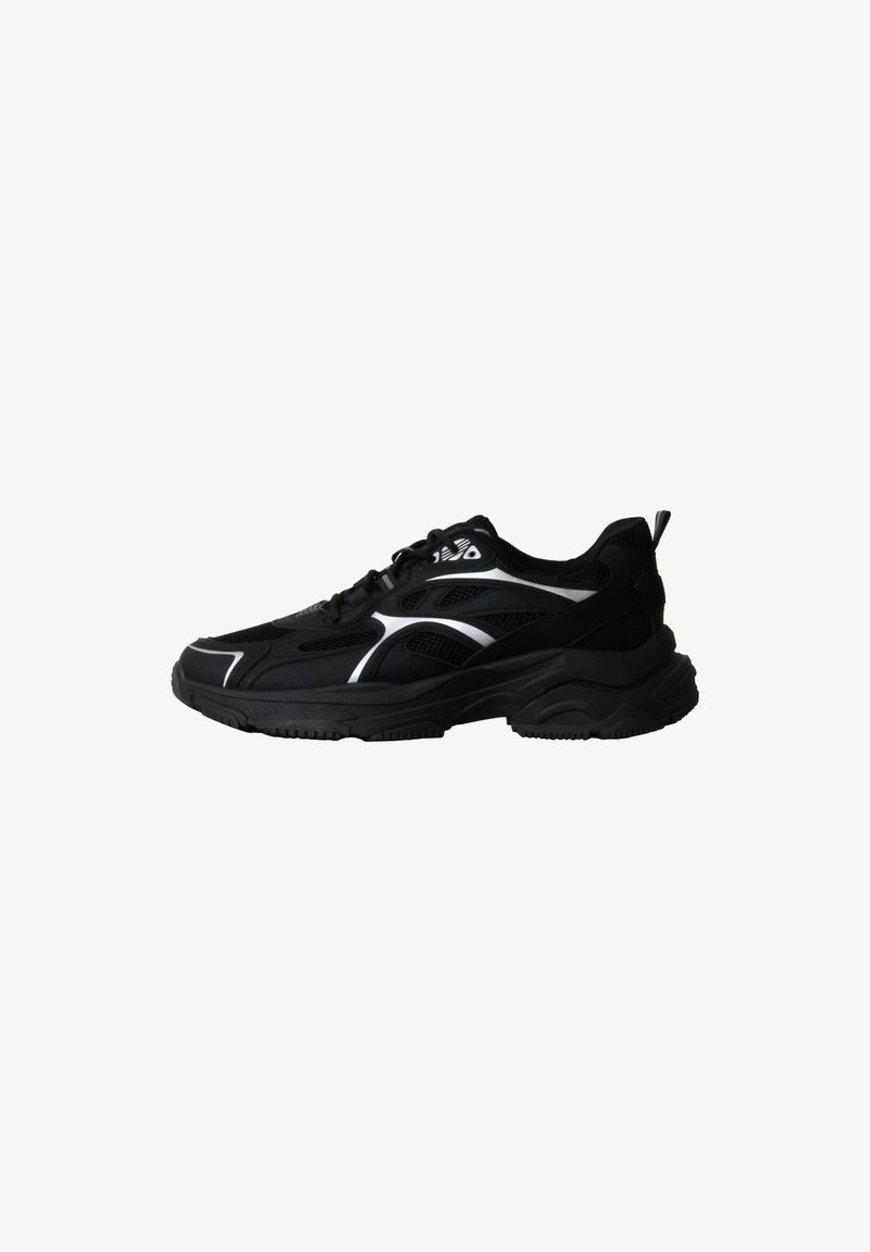 Baskets de sport noires avec semelle épaisse, panneaux en mesh, accents blancs et lacets, présentées en profil gauche sur fond blanc.