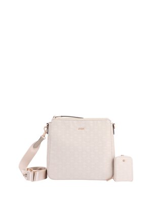 Beige rechteckige Umhängetasche mit verstellbarem Riemen und kleinem passenden Beutel, beide mit dezentem geprägtem Muster und goldfarbenen Beschlägen.