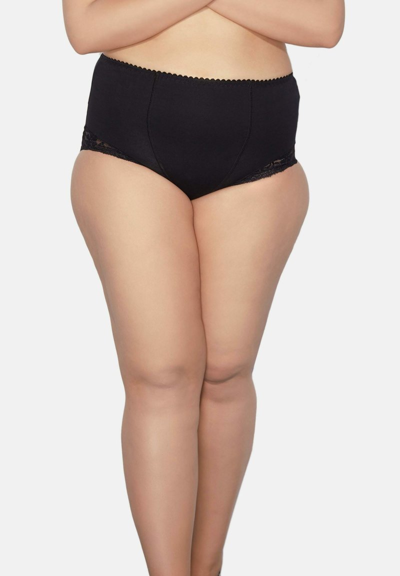 Svart högmidjade trosor gjorda av slätt tyg, med intrikata spetsdetaljer på sidorna och en vågig midjeband.