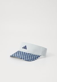 Lyseblå skyggehue med en ternet marineblå skygge og et broderet logo med tre striber i marineblå. Glat stofstruktur, justerbart bånd.
