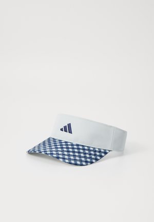 Gorra visera de color azul claro con una visera a cuadros en navy y un logotipo bordado de tres rayas en navy. Textura de tela suave, banda ajustable.