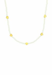 Collana di perle con perle bianche e dettagli a forma di cuore in oro distribuiti uniformemente lungo il filo, creando un design delicato e decorativo.