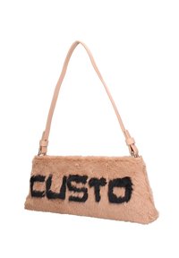 Faux fur handtas in beige met zwart "CUSTO" opschrift. Voorzien van een slanke, verstelbare schouderband en een rechthoekige vorm. Zachte textuur.